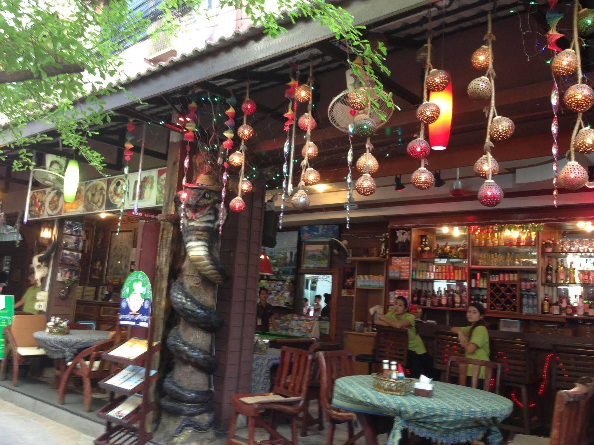 Vech Guesthouse Patong Exteriör bild